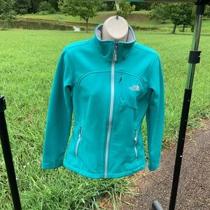 The North Face Windfall Womens Full Zip  Softshell Jacket TRENDING POP OF COLOR